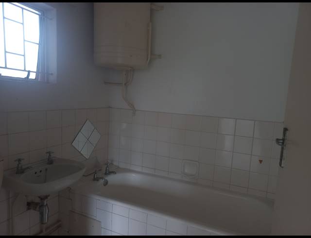 1 BEDROOM FLAT TO LET IN ESSENWOOD